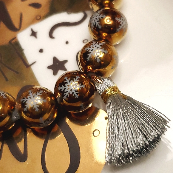 Beautiful electroplated glass bead gold ❄️ print stretch bracelet w/ tassel. - Picture 2 of 5